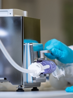 man in protective gear handling the single-use flowmeter Proline Promass U 500