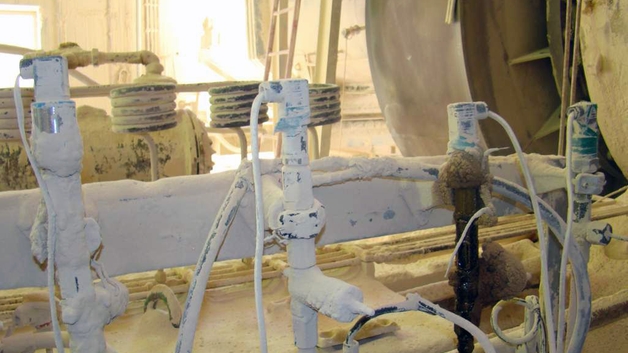Measuring the temperature and pressure of the lubrication oil of the cement kiln drive's barings.